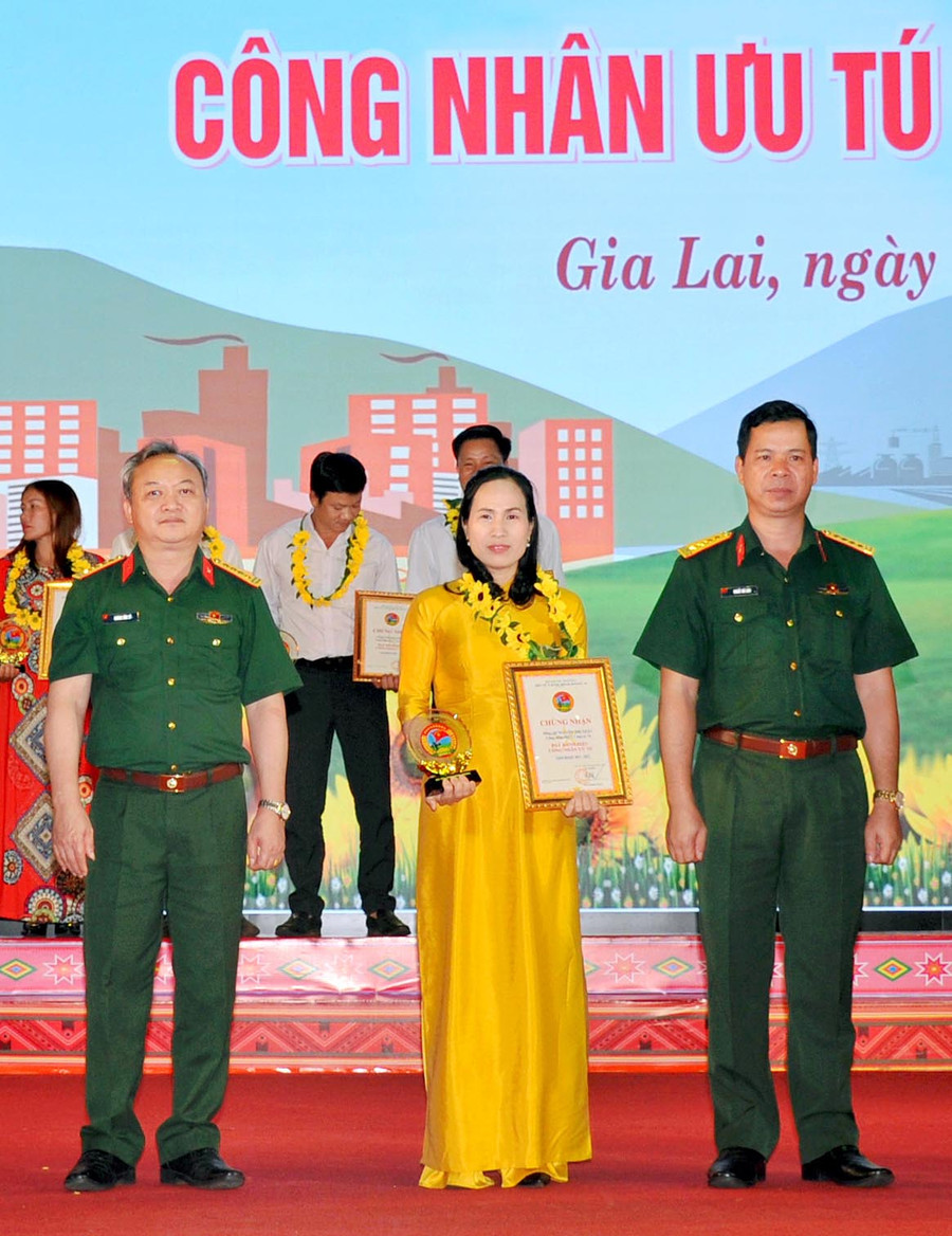 Chị Lê Thị Hồng Vân được Binh đoàn 15 tuyên dương công nhân ưu tú giai đoạn 2017-2022. Ảnh: Vĩnh Hoàng Chị Lê Thị Hồng Vân được Binh đoàn 15 tuyên dương công nhân ưu tú giai đoạn 2017-2022. Ảnh: Vĩnh Hoàng