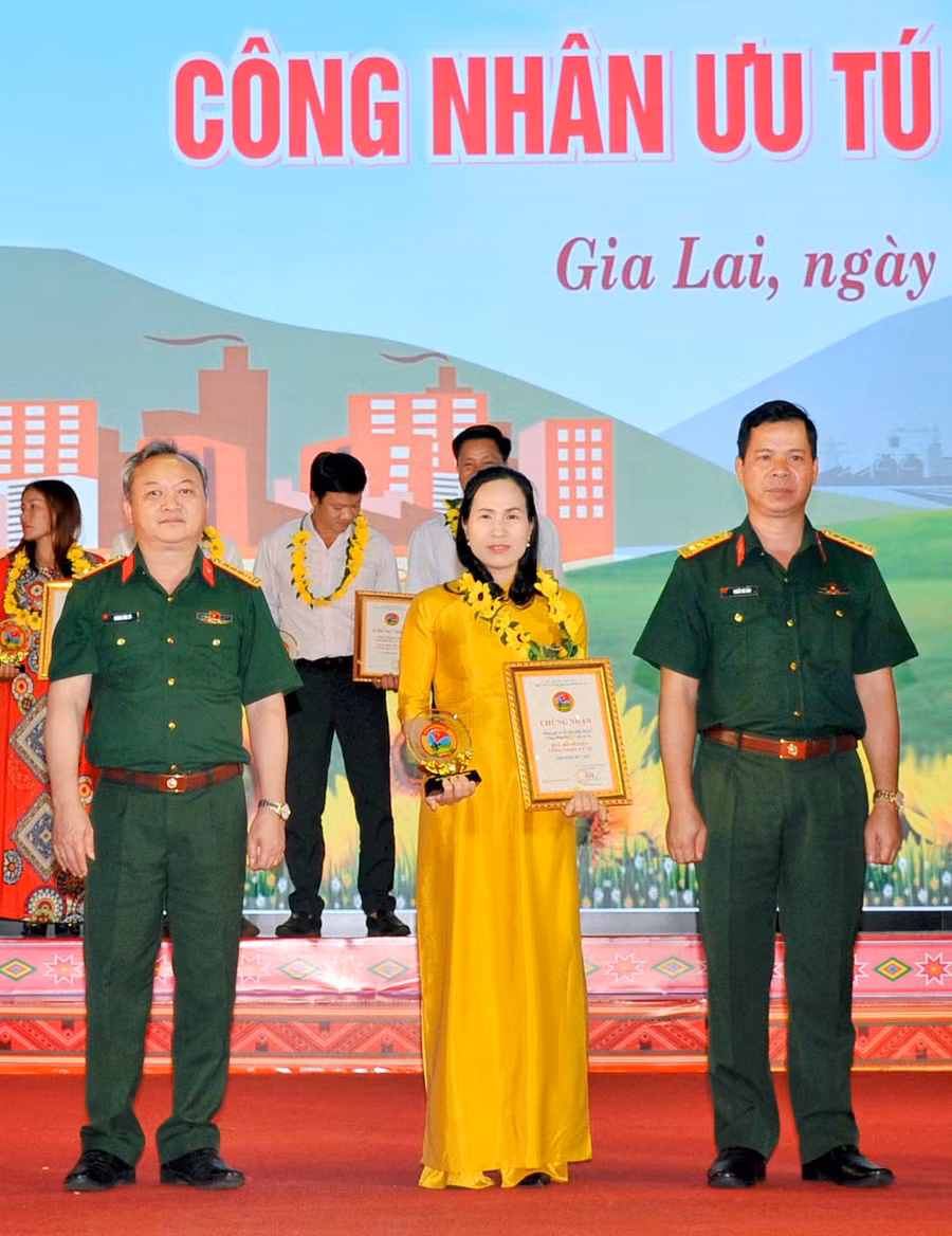 Chị Lê Thị Hồng Vân được Binh đoàn 15 tuyên dương công nhân ưu tú giai đoạn 2017-2022. Ảnh: Vĩnh Hoàng