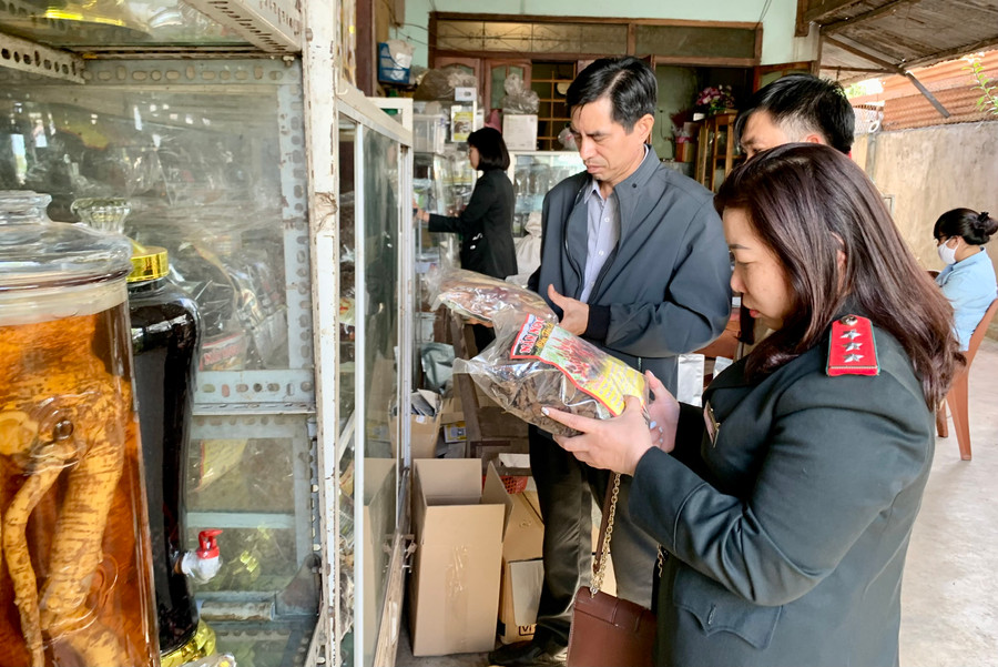 Đoàn liên ngành kiểm tra tại hộ kinh doanh Nguyễn Thị Hoài (6/43 Lý Nam Đế, tổ 5, phường Phù Đổng, TP. Pleiku). Ảnh: Như Nguyện Đoàn liên ngành kiểm tra tại hộ kinh doanh Nguyễn Thị Hoài (6/43 Lý Nam Đế, tổ 5, phường Phù Đổng, TP. Pleiku). Ảnh: Như Nguyện