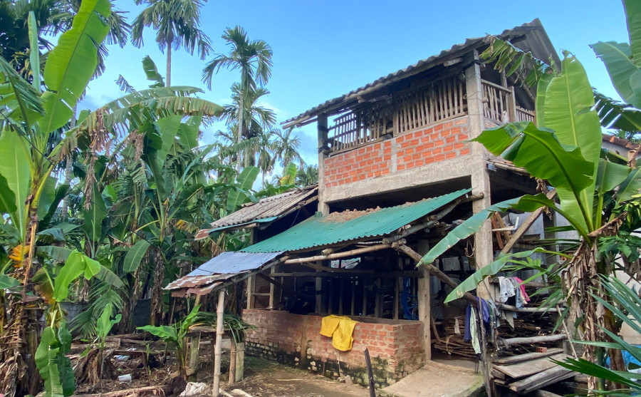 Chuồng bò 2 tầng được gia đình ông Nguyễn Ngữ xây dựng vào năm 2015. Ảnh: Hải Phong