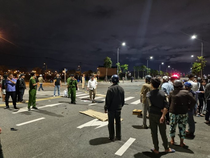 Hiện trường vụ tai nạn nghiêm trọng khiến 3 người tử vong tại chỗ Hiện trường vụ tai nạn nghiêm trọng khiến 3 người tử vong tại chỗ