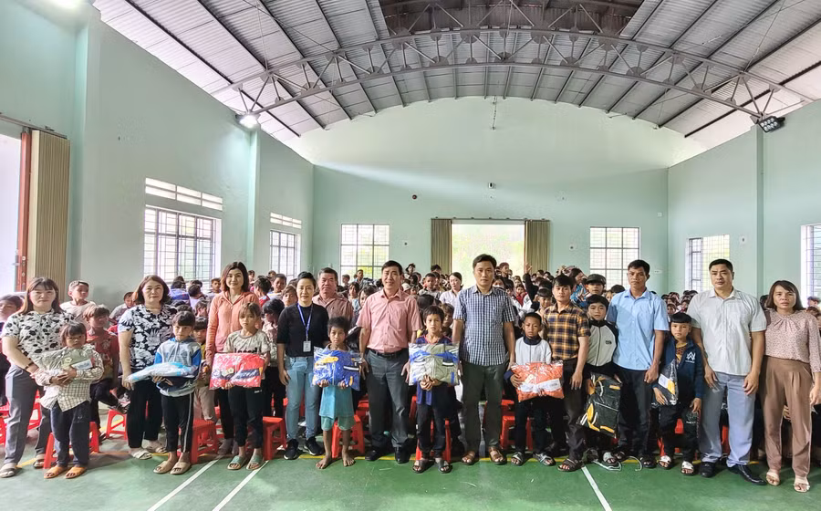 Đại diện Công đoàn Công ty Quản lý bay miền Nam trao quà và chụp ảnh lưu niệm với thầy và trò Trường Phổ thông dân tộc bán trú Tiểu học và Trung học cơ sở Nguyễn Khuyến. Ảnh: Như Nguyện