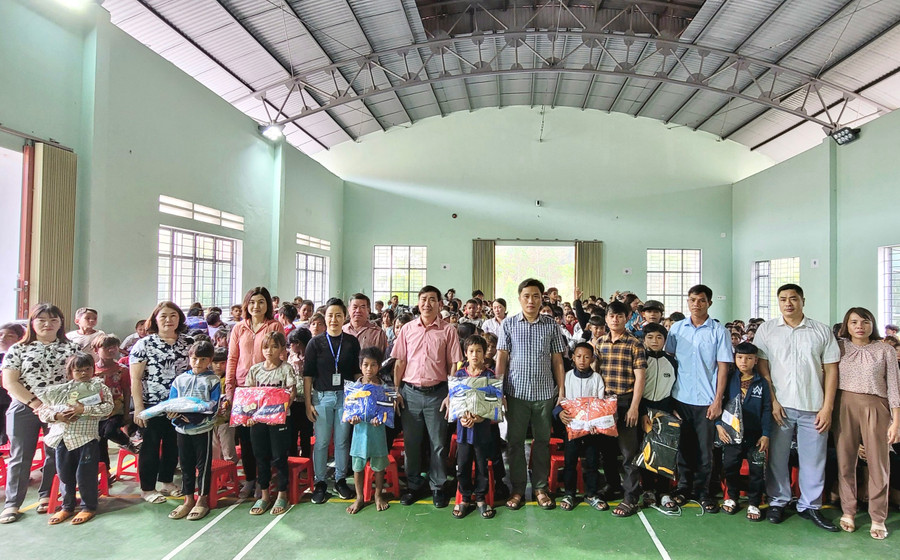 Đại diện Công đoàn Công ty Quản lý bay miền Nam trao quà và chụp ảnh lưu niệm với thầy và trò Trường Phổ thông dân tộc bán trú Tiểu học và THCS Nguyễn Khuyến. Ảnh: Như Nguyện Đại diện Công đoàn Công ty Quản lý bay miền Nam trao quà và chụp ảnh lưu niệm với thầy và trò Trường Phổ thông dân tộc bán trú Tiểu học và Trung học cơ sở Nguyễn Khuyến. Ảnh: Như Nguyện