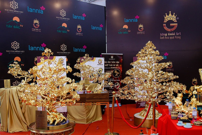 Các sản phẩm mạ vàng khác cũng thu hút người tiêu dùng như: Tượng Phật dát vàng, cây bồ đề mạ vàng,…