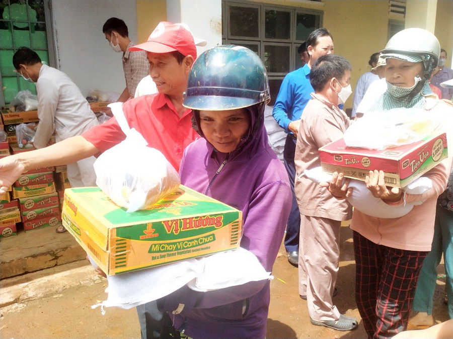  Hội tặng quà cho những gia đình có hoàn cảnh khó khăn tại huyện Chư Sê. Ảnh: Hà Phương