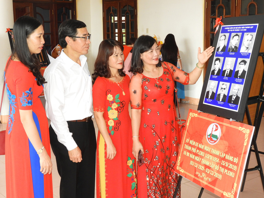 Xem triển lãm kỷ niệm ngày truyền thống Đảng bộ thành phố Pleiku. Ảnh: 