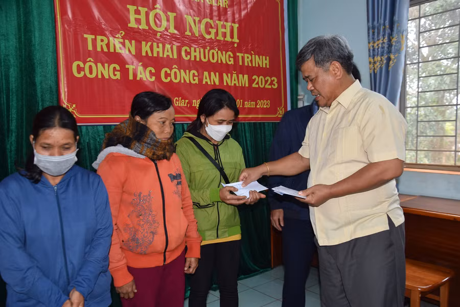 Đoàn tặng quà cho các hộ gia đình có hoàn cảnh khó khăn tại huyện Đăk Đoa. Ảnh: Hà Phương