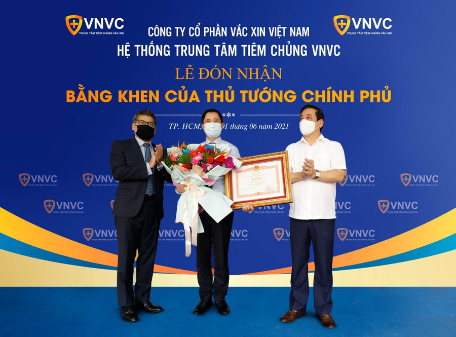 Với những đóng góp đáng kể, đặc biệt nỗ lực đặt mua và đưa thành công 30 triệu liều vắc xin Covid-19 của AstraZeneca đưa về Việt Nam, ngày 1/6/2021, Thủ tướng Chính phủ quyết định tặng Bằng khen cho VNVC vì những thành tích xuất sắc trong công tác phòng chống dịch Covid-19.