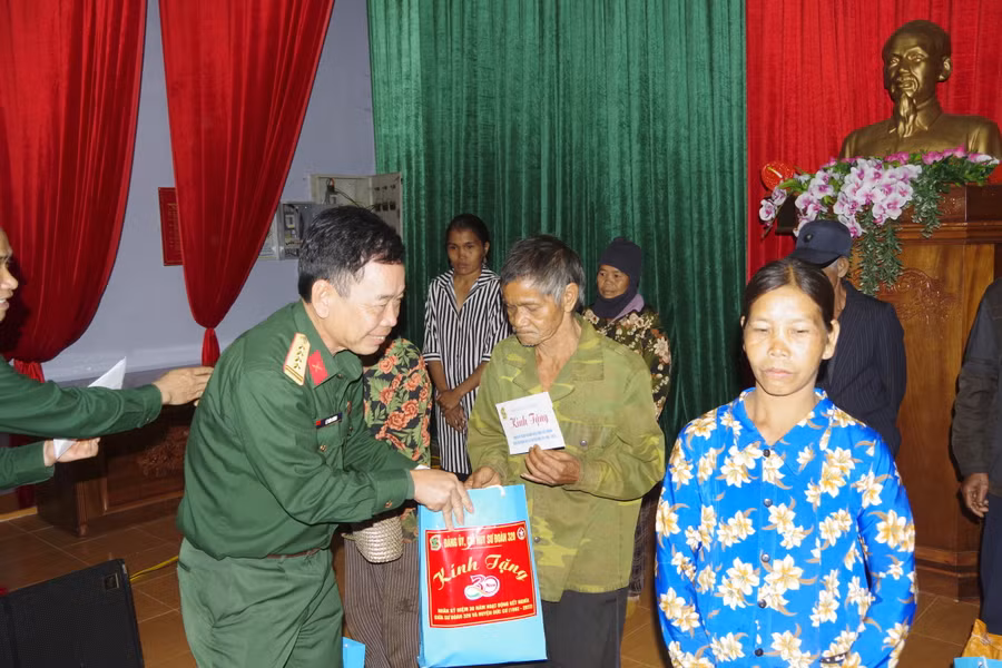 Lãnh đạo Sư đoàn 320 tặng quà cho người dân. Ảnh Vĩnh Hoàng