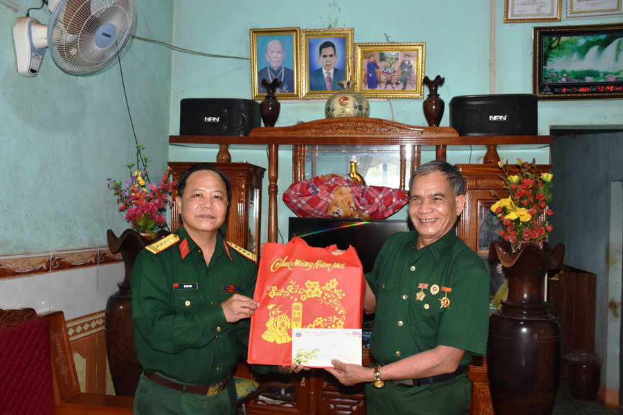 Đại tá Lê Kim giàu ân cần hỏi thăm sức khỏe và chúc mừng năm mới ông Lê Đức Chinh, thông Ia Chía (xã Ia Nan)