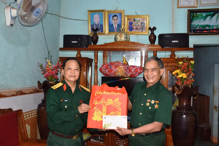 Đại tá Lê Kim giàu ân cần hỏi thăm sức khỏe và chúc mừng năm mới ông Lê Đức Chinh, thông Ia Chía (xã Ia Nan)