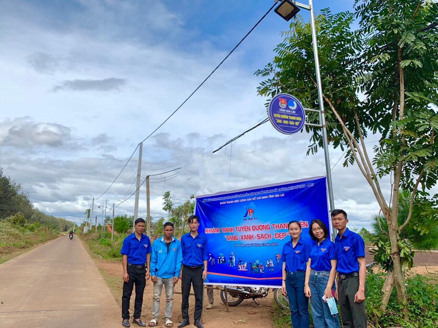 Tuổi trẻ Chư Păh chung tay xây dựng nông thôn mới ảnh 2 Huyện Đoàn Chư Păh bàn giao công trình thanh niên Thắp sáng đường quê tại làng Bluk Blui (xã Ia Ka, huyện Chư Păh). Ảnh: Minh Nhật