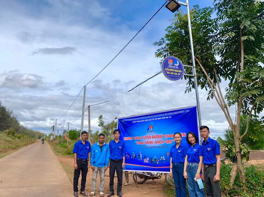 Huyện Đoàn Chư Păh bàn giao công trình thanh niên Thắp sáng đường quê tại làng Bluk Blui (xã Ia Ka, huyện Chư Păh). Ảnh: Minh Nhật