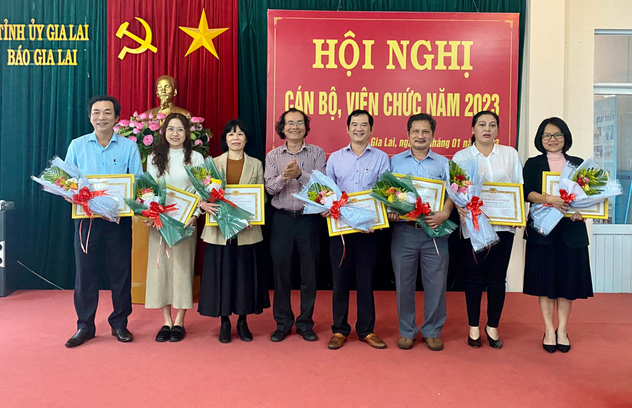 Phó Tổng Biên tập Báo Gia Lai Khuất Đình Viện (thứ 4 từ trái sang) trao tặng danh hiệu Chiến sĩ thi đua cấp cơ sở năm 2022 cho các cá nhân. Ảnh: Mộc Trà