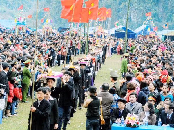  Lễ hội Lồng Tồng của người dân tộc Tày tại hồ Ba Bể (tỉnh Bắc Kạn).