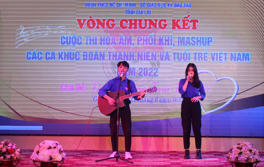 Học sinh tham gia vòng chung kết cuộc thi hòa âm, phối khí, mashup các ca khúc Đoàn Thanh niên và tuổi trẻ Việt Nam năm 2022. Ảnh: Phan Lài