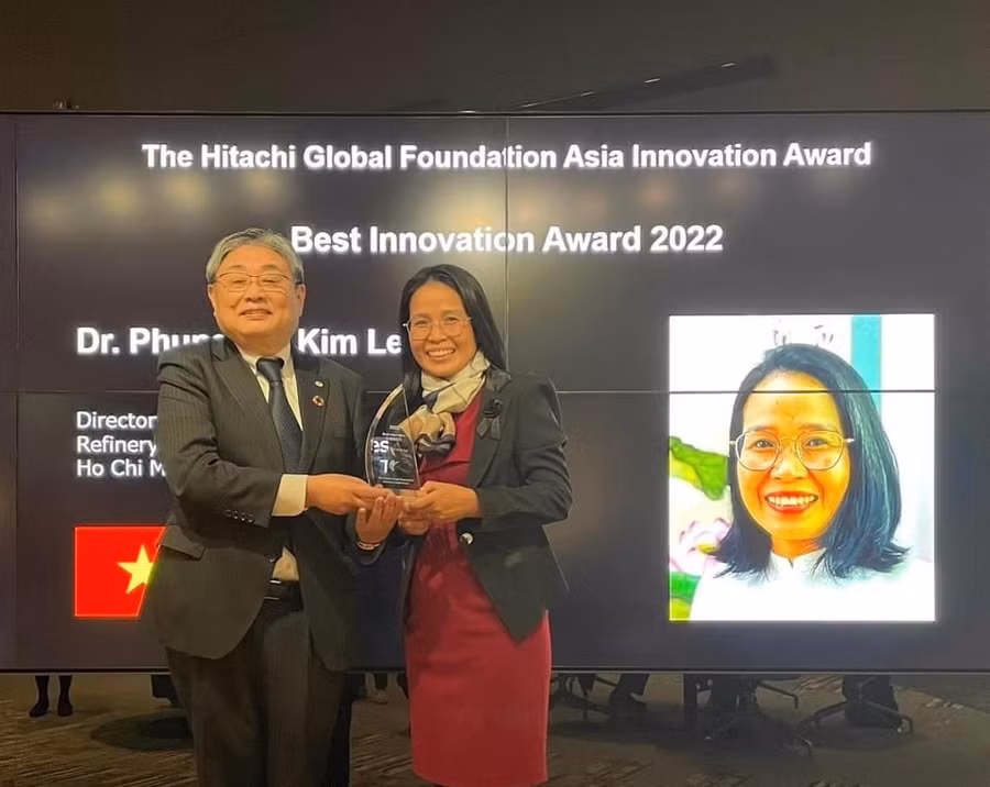 PGS-TS Lê Thị Kim Phụng trong lễ trao giải. Ảnh: TRƯỜNG ĐH BÁCH KHOA TP.HCM