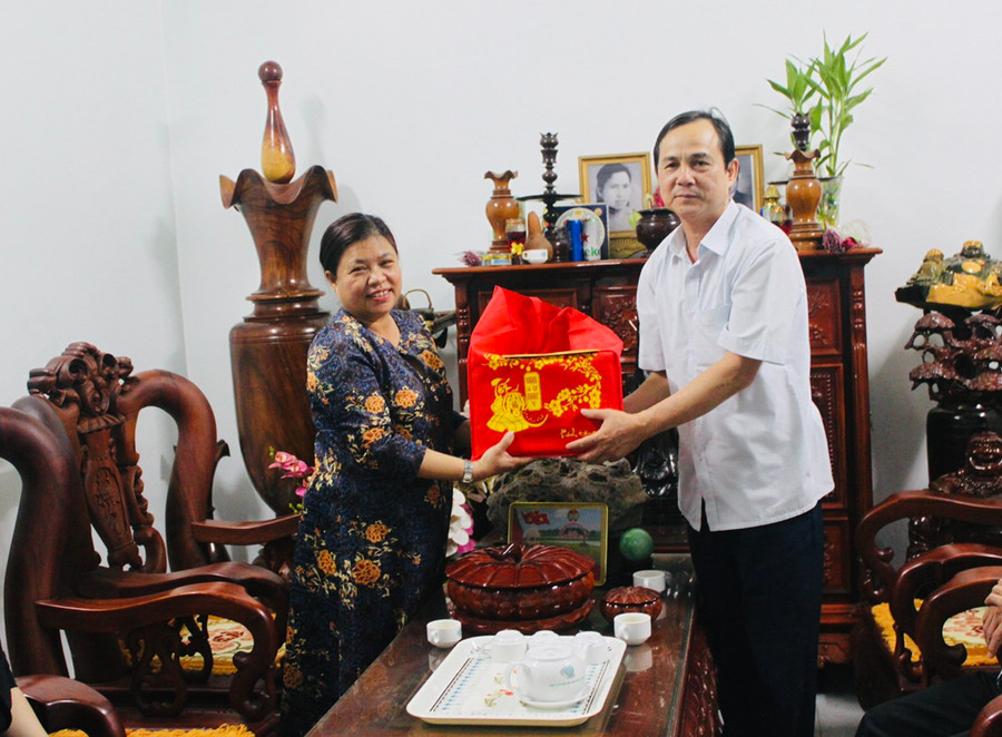 Trưởng ban Dân vận Tỉnh ủy Gia Lai thăm, chúc Tết tại thị xã Ayun Pa và huyện Krông Pa ảnh 1 Trưởng ban Dân vận Tỉnh ủy Võ Thanh Hùng (bìa phải) thăm, chúc Tết gia đình đồng chí Rơ Chăm Thép. Ảnh: Vũ Chi