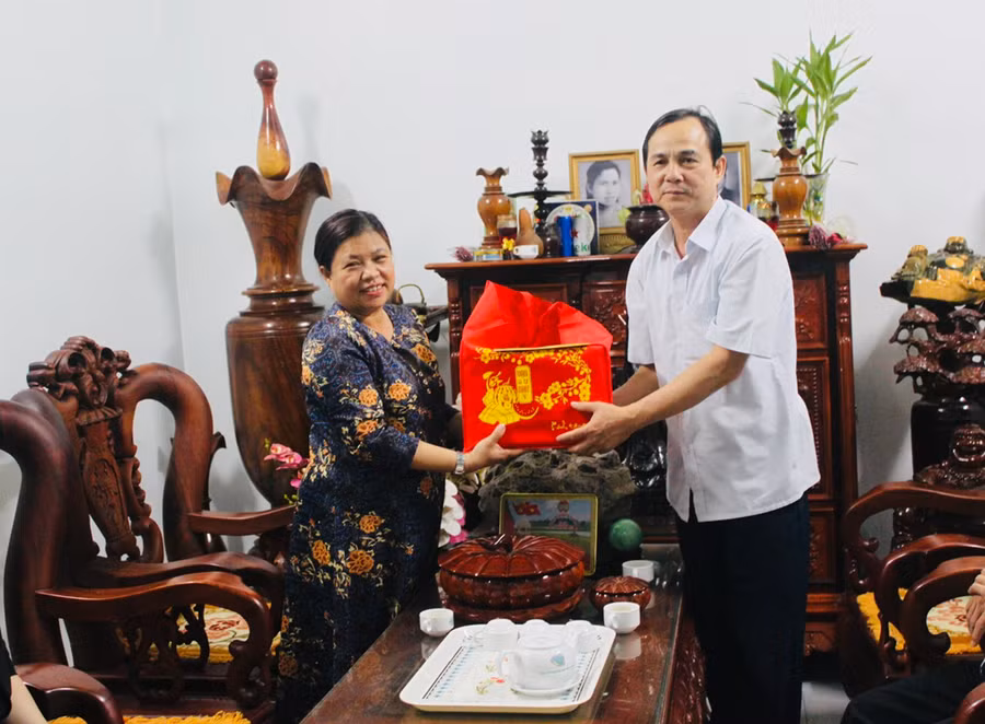 Trưởng ban Dân vận Tỉnh ủy Võ Thanh Hùng (bìa phải) thăm, chúc Tết gia đình đồng chí Rơ Chăm Thép. Ảnh: Vũ Chi