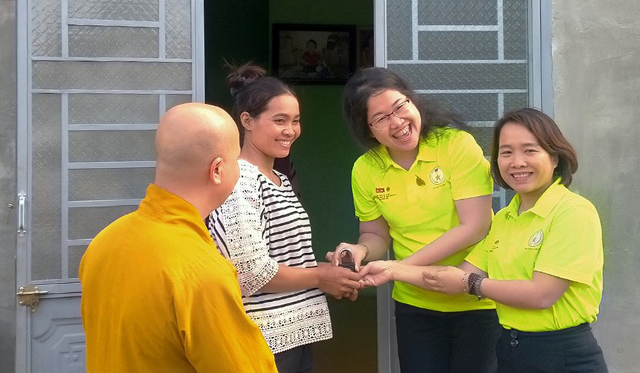 Hội Chữ thập đỏ huyện Chư Sê bàn giao nhà cho chị Rah Lan Mlar (thôn Tốt Biơch, thị trấn Chư Sê). Ảnh: Ngọc Sang Hội Chữ thập đỏ huyện Chư Sê bàn giao nhà cho chị Rah Lan Mlar (thôn Tốt Biơch, thị trấn Chư Sê). Ảnh: Ngọc Sang