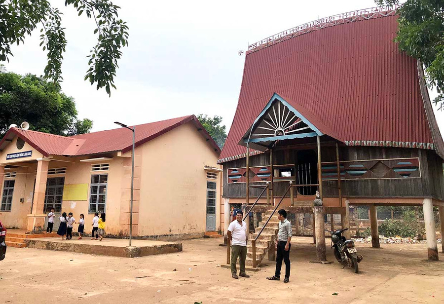 Nhà rông, nhà sinh hoạt cộng đồng làng Dăng được xây dựng khang trang. Ảnh: Lê Nam