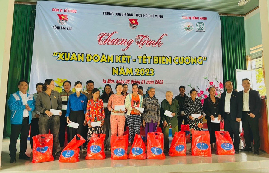 Ban tổ chức tặng quà cho các gia đình chính sách, gia đình cựu thanh niên xung phong của xã Ia Mơr (huyện Chư Prông). Ảnh: Thu Hoài Ban tổ chức tặng quà cho các hộ gia đình chính sách, gia đình cựu thanh niên xung phong của xã Ia Mơr (huyện Chư Prông). Ảnh: Thu Hoài