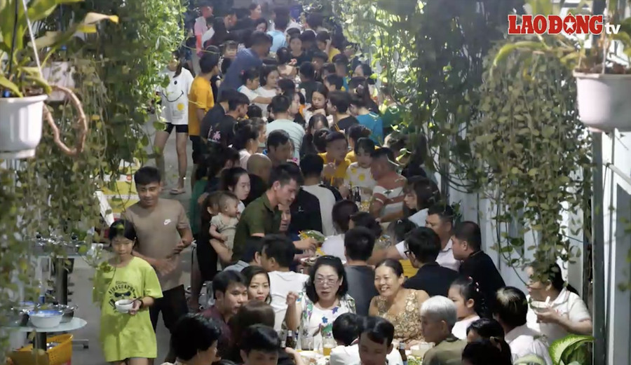  Tiệc tất niên đãi người lao động tại một khu trọ tại TPHCM. Ảnh cắt từ video