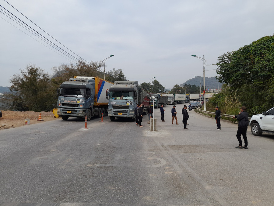 Các hoạt động xuất nhập khẩu hàng hóa ở Cửa khẩu Tân Thanh (Lạng Sơn) sôi động ngay trong ngày đầu tiên Trung Quốc mở cửa biên giới. Ảnh: Lý Nhất