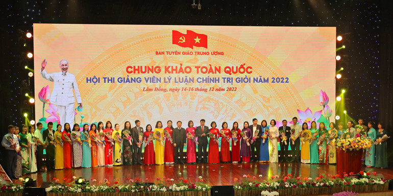  Ban Tổ chức Hội thi tặng hoa cho các thí sinh tham dự Chung khảo toàn quốc