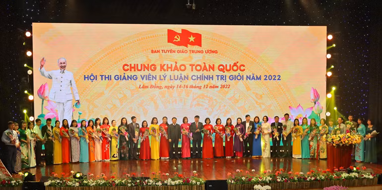  Ban Tổ chức Hội thi tặng hoa cho các thí sinh tham dự Chung khảo toàn quốc