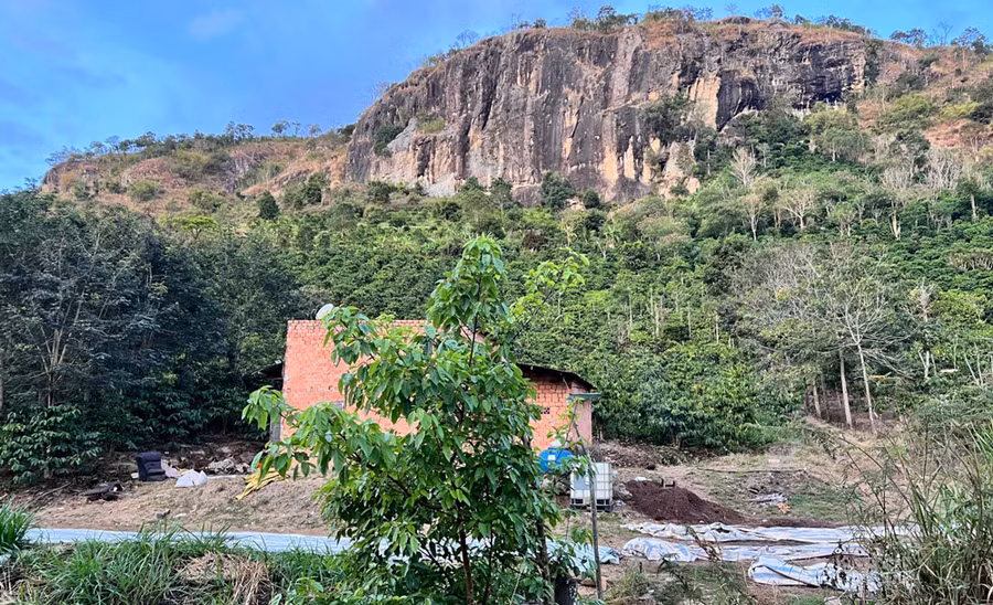 Địa hình phức tạp quanh khu vực hiện trường