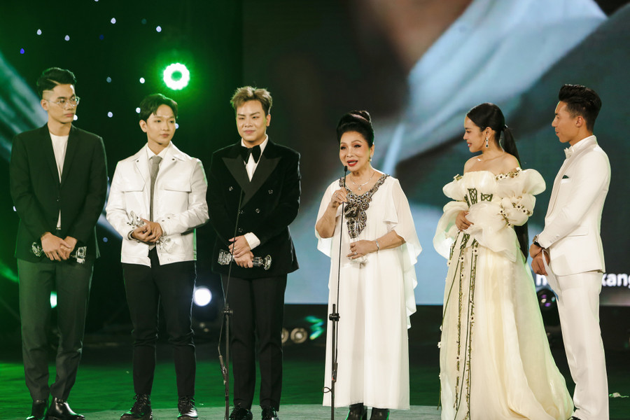 NSND Bạch Tuyết xúc động phát biểu khi lên nhận giải của Làn Sóng Xanh cùng các ca sĩ trẻ.