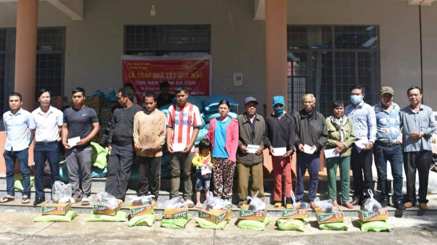 Tặng quà Tết cho các nạn nhân chất độc da cam trên địa bàn huyện Ia Grai. Ảnh: Ngọc Anh