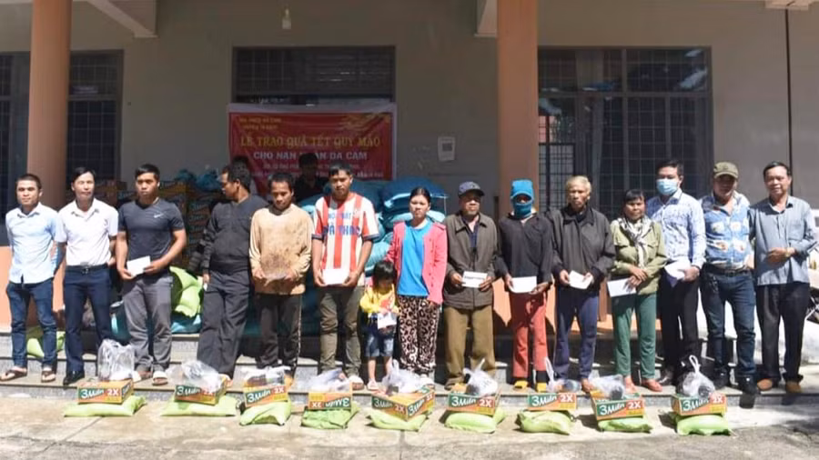 Tặng quà Tết cho các nạn nhân chất độc da cam trên địa bàn huyện Ia Grai. Ảnh: Ngọc Anh