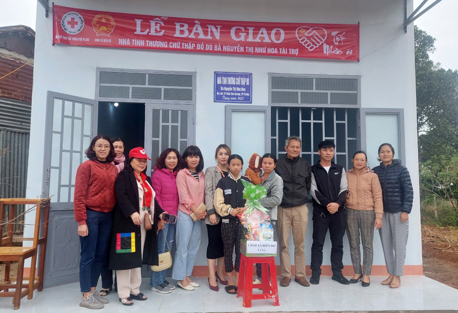 Quang cảnh lễ bàn giao nhà. Ảnh: Hà Phương Quang cảnh lễ bàn giao nhà cho bà Bùi Thị Kim Liên (thôn 4, xã Biển Hồ). Ảnh: Hà Phương