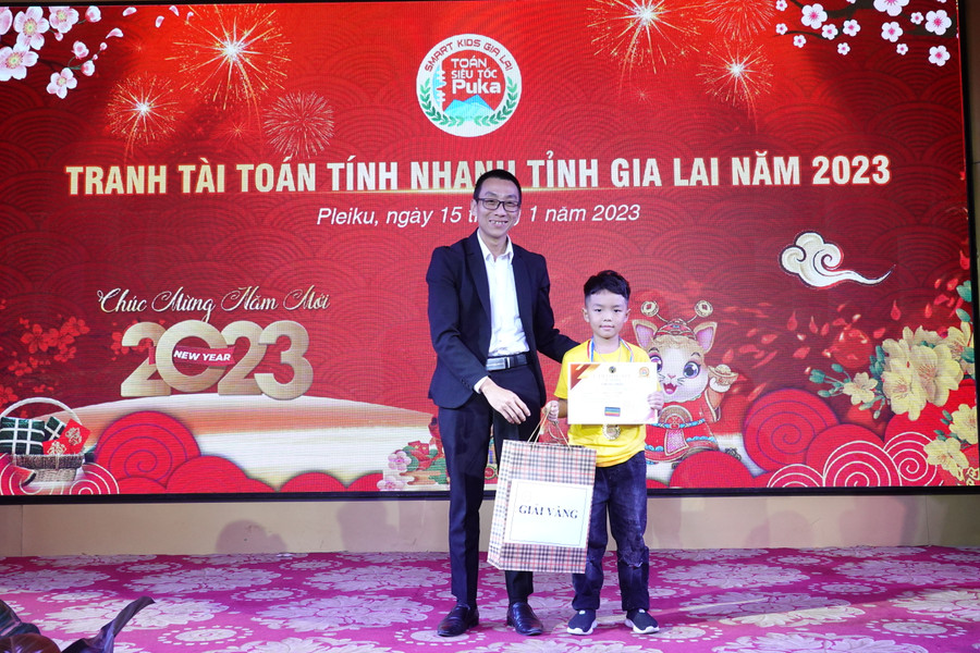 Trao thưởng cho thí sinh đạt giải vàng. Ảnh: Mộc Trà