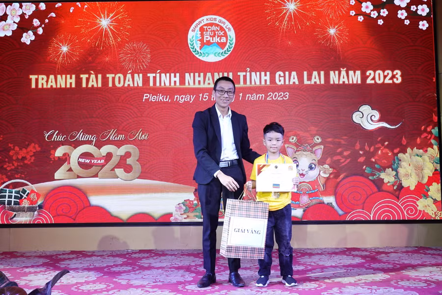 Trao thưởng cho thí sinh đạt giải vàng. Ảnh: Mộc Trà