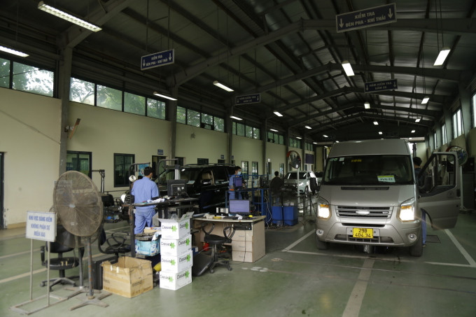 Đăng kiểm xe tại một trung tâm đăng kiểm Hà Nội. Ảnh: Ngọc Thành.