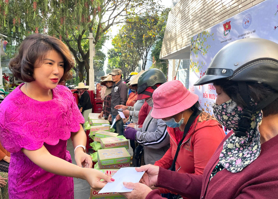 Những phần quà ý nghĩa được Ban tổ chức chương trình “Ấm áp mùa xuân” trao tận tay người nghèo xa quê mưu sinh. Ảnh: Phương Duyên