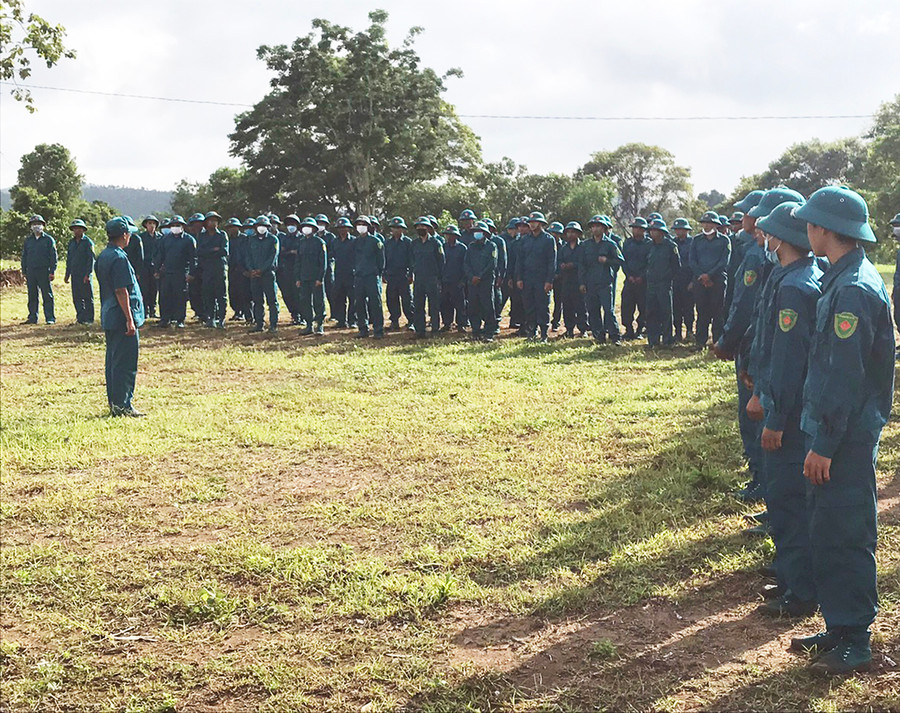Ban Chỉ huy Quân sự huyện Chư Pưh tổ chức huấn luyện dân quân tự vệ. Ảnh: Quang Tấn Ban Chỉ huy Quân sự huyện Chư Pưh tổ chức huấn luyện dân quân tự vệ. Ảnh: Quang Tấn