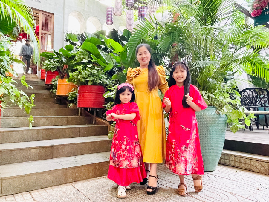 Người dân Pleiku tranh thủ ngày nghỉ Tết dương lịch để cùng nhau chụp hình lưu niệm. Ảnh Trần Dung