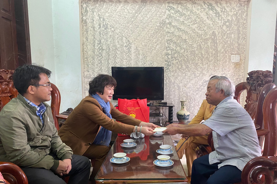 Đoàn công tác do bà Phạm Thị Tố Hải làm trưởng đoàn đến thăm và chúc Tết ông Rơ Chăm Bơm. Ảnh: Sơn Ca. Đoàn công tác của tỉnh do bà Phạm Thị Tố Hải làm Trưởng đoàn đến thăm và chúc Tết đồng chí Rơ Chăm Bơm. Ảnh: Sơn Ca.