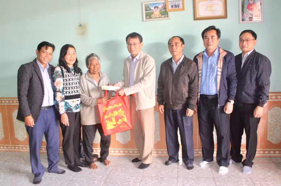 Bí thư Thành ủy Pleiku Trịnh Duy Thuân (ở giữa) tặng quà Tết cho gia đình ông Puih Alum (làng Blang 3, xã Ia Dêr, huyện Ia Grai). Ảnh: Phan Lài