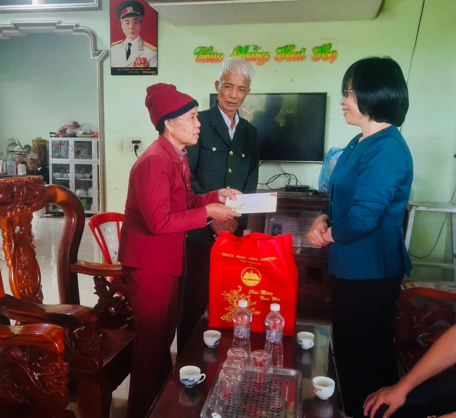 Phó Chủ tịch UBND tỉnh thăm, chúc Tết gia đình ông Hoàng Văn Luận (thôn Yên Phú 2, xã Chrôh Pơnan). Ảnh: Vũ Chi Phó Chủ tịch UBND tỉnh thăm, chúc Tết gia đình ông Hoàng Văn Luận (thôn Yên Phú 2, xã Chrôh Pơnan). Ảnh: Vũ Chi
