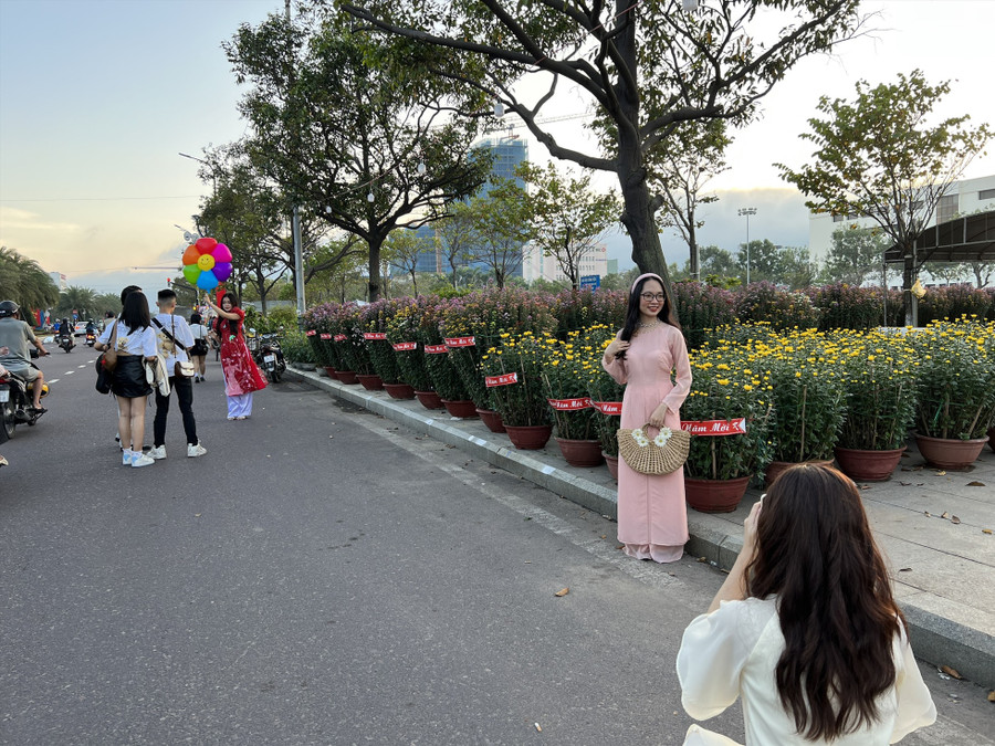 Các gian hàng bán hoa Tết là nơi check in lý tưởng của các bạn trẻ. Ảnh: Hoài Luân 