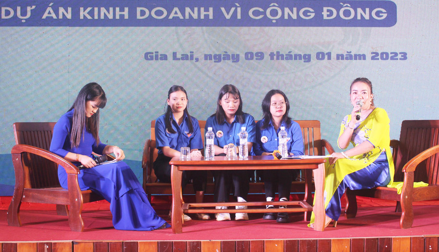 Chị Lý Thị Hồng Trị (bìa phải)-Trưởng Ban Thường trực Mạng lưới tình nguyện Quốc gia khu vực Tây Nguyên giao lưu với các nhóm tác giả về các dự án kinh doanh vì cộng đồng. Ảnh: Minh Nhật