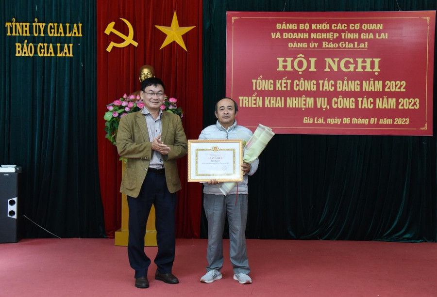 Bí thư Đảng ủy, Tổng Biên tập Báo Gia Lai Huỳnh Kiên tặng giấy khen cho Chi bộ 2. Ảnh: Đức Thụy Bí thư Đảng ủy, Tổng Biên tập Báo Gia Lai tặng giấy khen cho Chi bộ 2. Ảnh: Đức Thụy