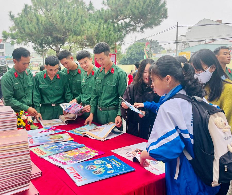 Chiến sĩ lực lượng vũ trang, học sinh đến tham quan và đọc báo tại Hội báo Xuân Quý Mão 2023. Ảnh: Lam Nguyên Đông đảo cán bộ, chiến sĩ lực lượng vũ trang và học sinh đến tham quan Hội báo Xuân Quý Mão 2023. Ảnh: Lam Nguyên