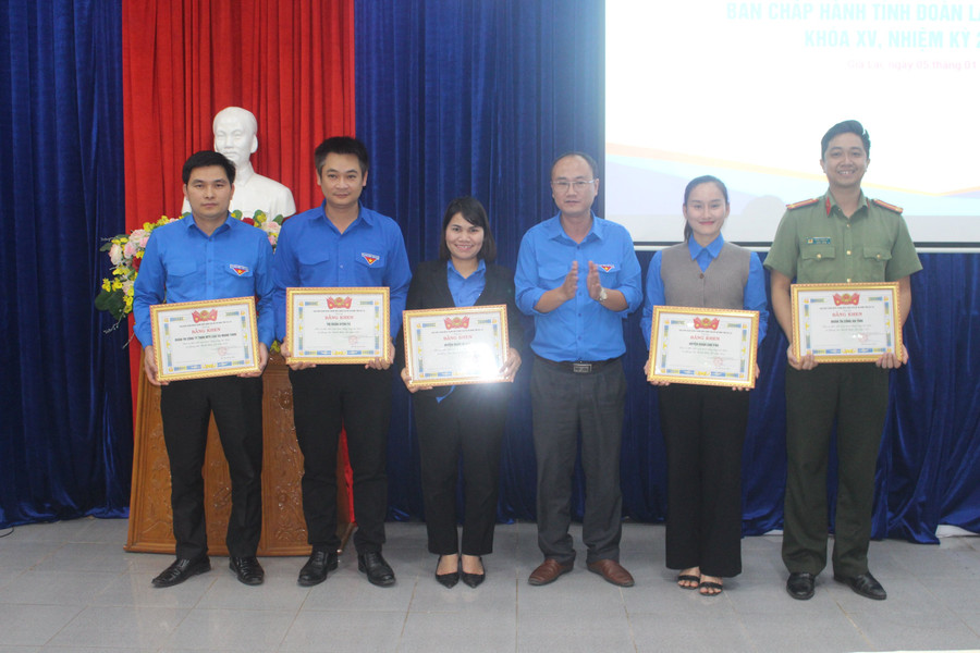 Anh Phan Hồ Giang (thứ 3 từ phải qua)-Phó Bí thư Thường trực Tỉnh Đoàn tặng bằng khen các cá nhân là Bí thư các đơn vị được nhận cờ thi đua năm 2022. Ảnh: Phan Lài Anh Phan Hồ Giang (thứ 3 từ phải qua)-Phó Bí thư Thường trực Tỉnh Đoàn tặng bằng khen cho cá cá nhân là Bí thư các đơn vị được nhận cờ thi đua năm 2022. Ảnh: Phan Lài