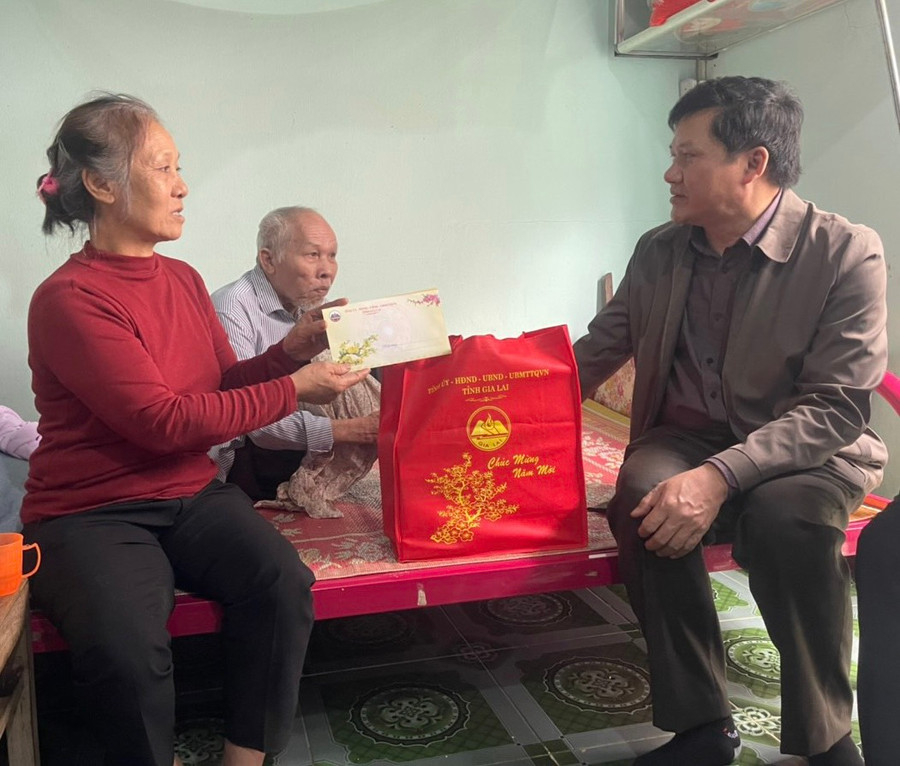 Phó Chủ tịch Thường trực HĐND tỉnh Gia Lai Trương Văn Đạt thăm, chúc Tết tại huyện Ia Pa ảnh 2 Phó Chủ tịch HĐND tỉnh Trương Văn Đạt đến thăm, chúc Tết gia đình ông Hà Tiến Sản (bệnh binh, thôn 4, xã Pờ Tó). Ảnh: Vũ Chi